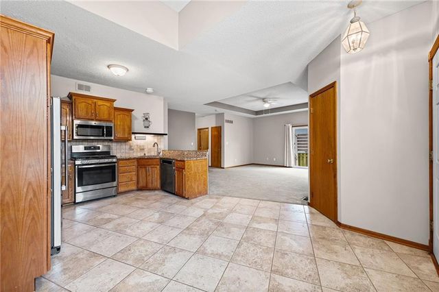 3907 SW Chartwell Court, Lee's Summit, MO 64082
