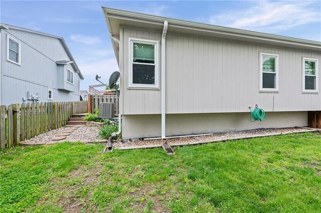 3907 SW Chartwell Court, Lee's Summit, MO 64082