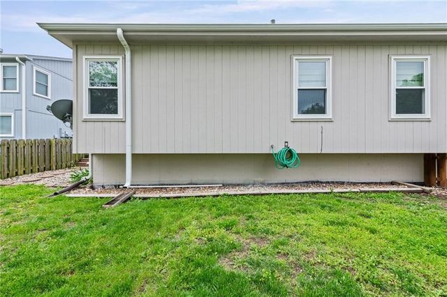 3907 SW Chartwell Court, Lee's Summit, MO 64082