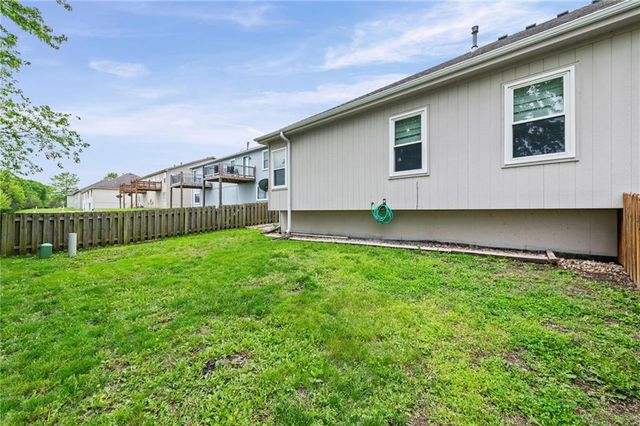 3907 SW Chartwell Court, Lee's Summit, MO 64082