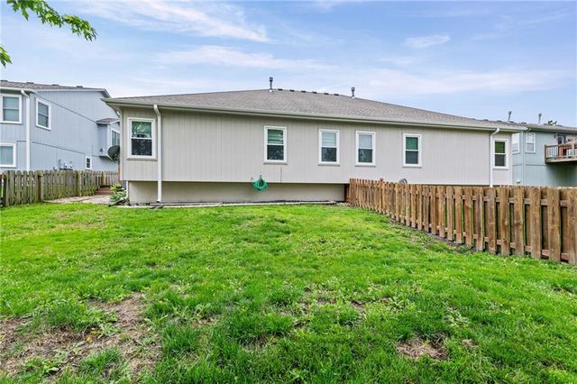 3907 SW Chartwell Court, Lee's Summit, MO 64082
