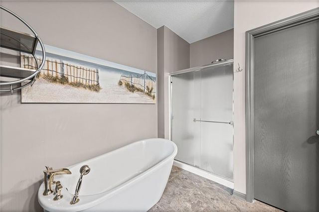 3907 SW Chartwell Court, Lee's Summit, MO 64082