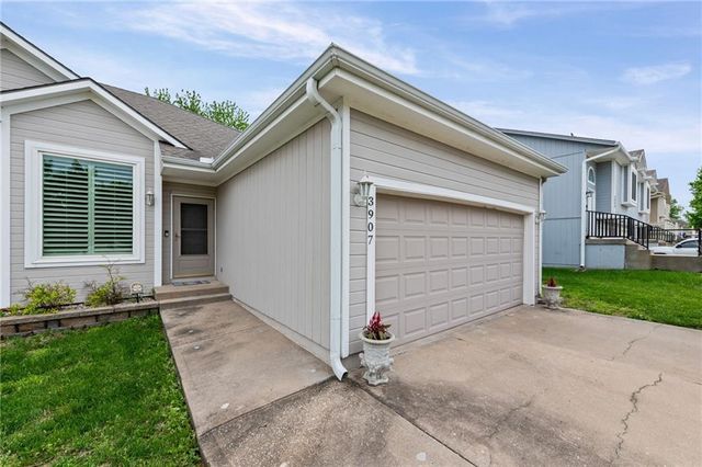 3907 SW Chartwell Court, Lee's Summit, MO 64082