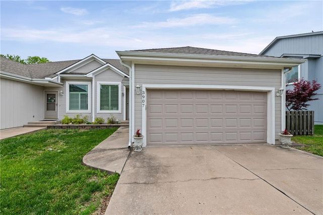 3907 SW Chartwell Court, Lee's Summit, MO 64082
