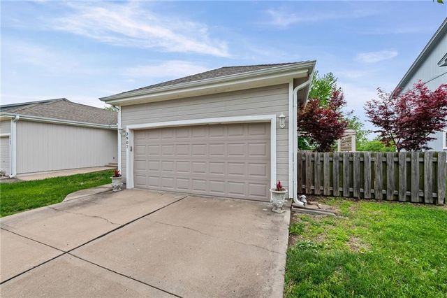 3907 SW Chartwell Court, Lee's Summit, MO 64082