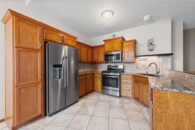 3907 SW Chartwell Court, Lee's Summit, MO 64082