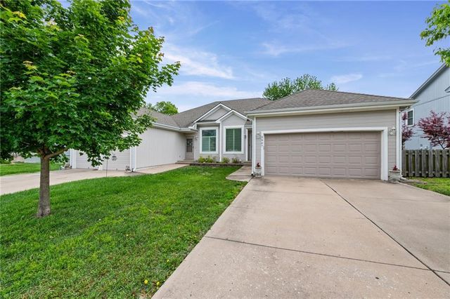 3907 SW Chartwell Court, Lee's Summit, MO 64082