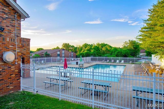 6803 Cottage Grove Lane F, Oakville, MO 63129