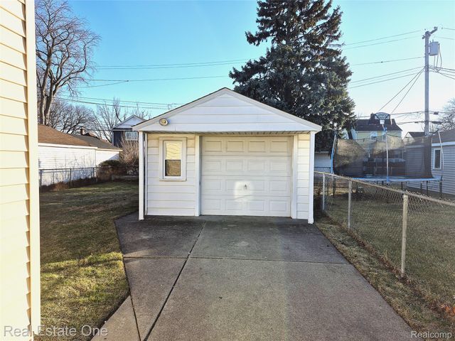 1069 Mulberry Street, Wyandotte, MI 48192