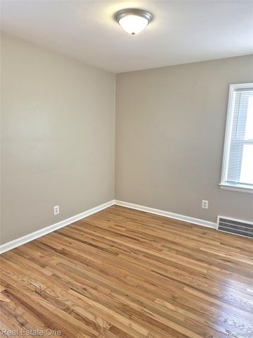 1069 Mulberry Street, Wyandotte, MI 48192