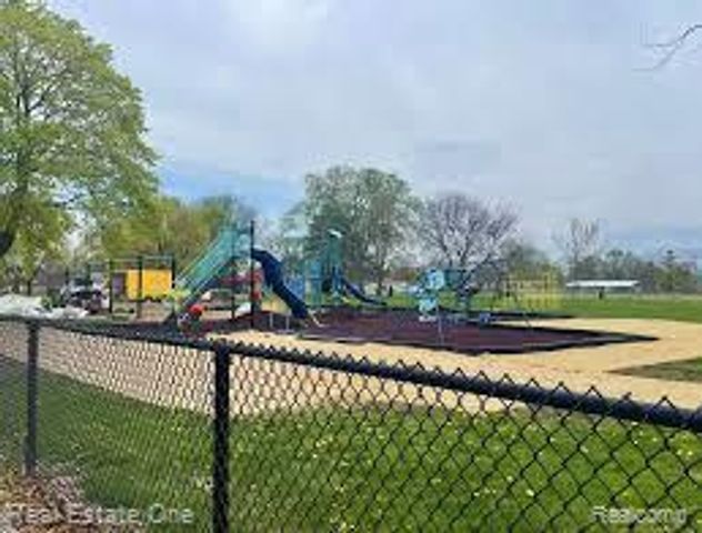 1069 Mulberry Street, Wyandotte, MI 48192
