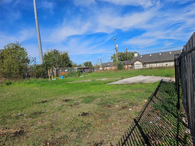 5919 N Wayside Drive, Houston, TX 77028