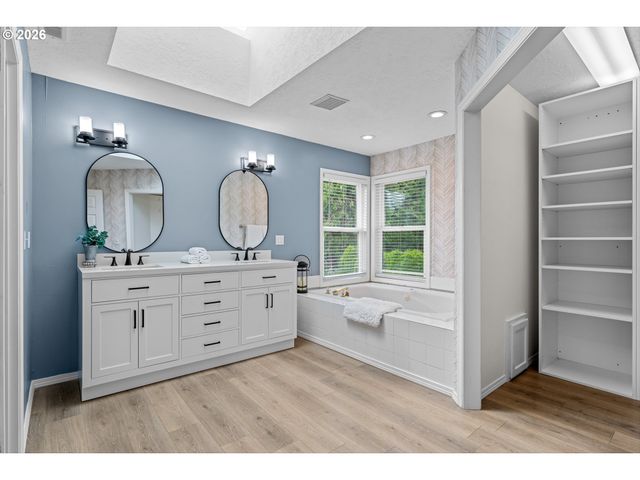 807 ALICIA Ct, West Linn, OR 97068