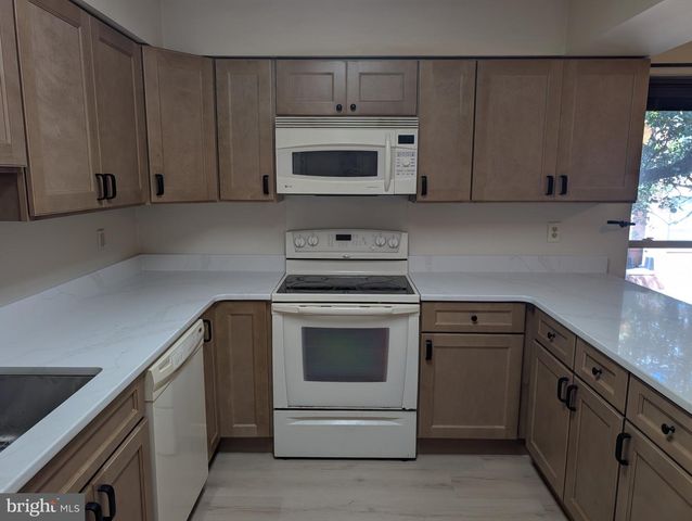 215 N 23RD ST, Philadelphia, PA 19103