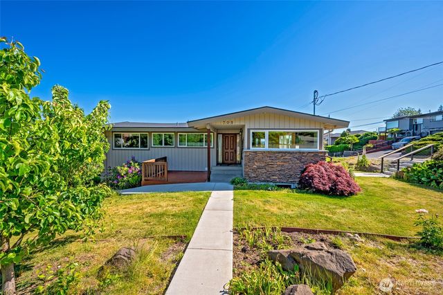 705 S 209th Street, Des Moines, WA 98198