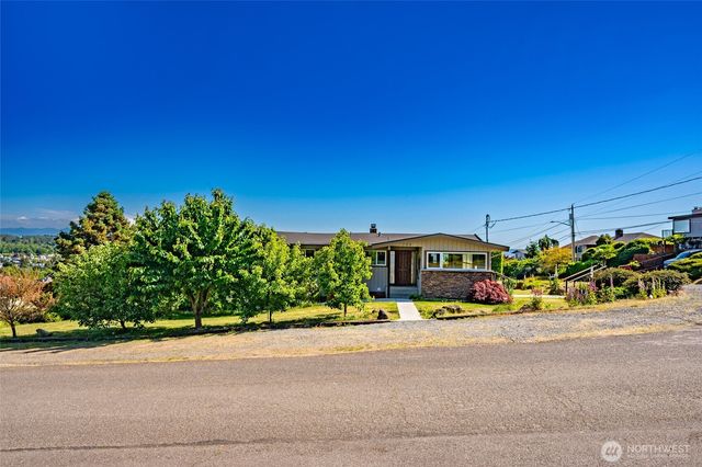 705 S 209th Street, Des Moines, WA 98198