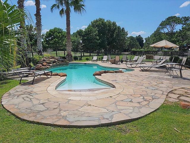 16020 Fountainview Drive 12, Montgomery, TX 77356