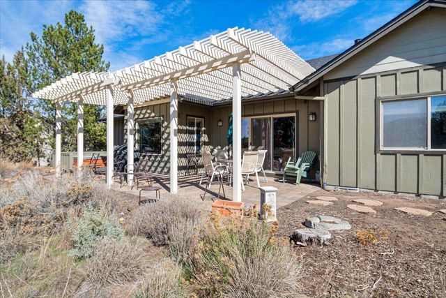 387 Goshawk Court, Redmond, OR 97756