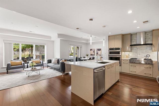 150 Henley Place 213, Weehawken, NJ 07086
