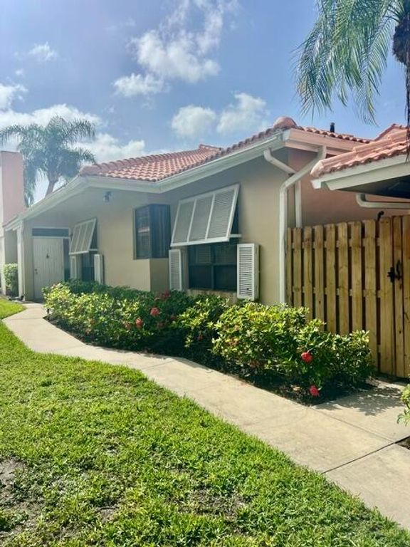 225 Old Meadow Way, Palm Beach Gardens, FL 33418