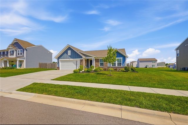 790 Hunters Run Drive, Brookville, OH 45309