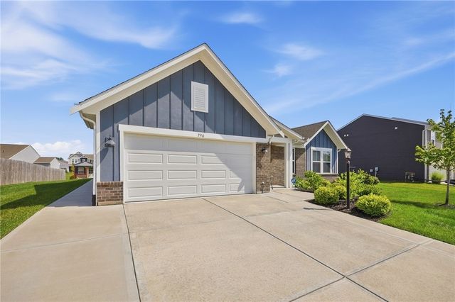 790 Hunters Run Drive, Brookville, OH 45309