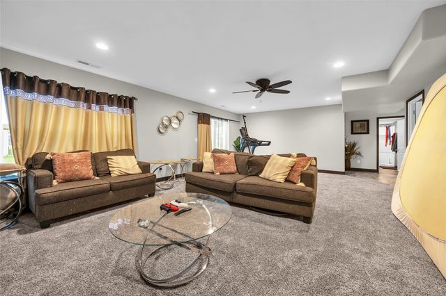 2923 SW James Parkway, Cedar Rapids, IA 52404