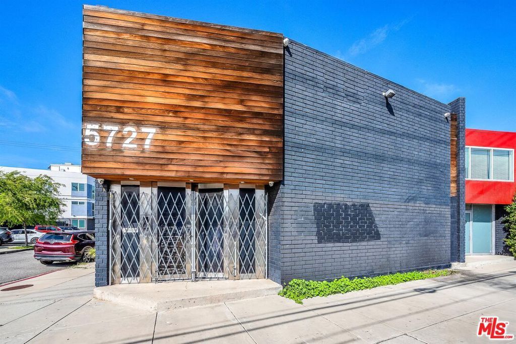 5727 W Adams Boulevard, Los Angeles, CA 90016