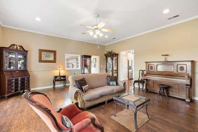 911 Oak Meadow DR, Dripping Springs, TX 78620