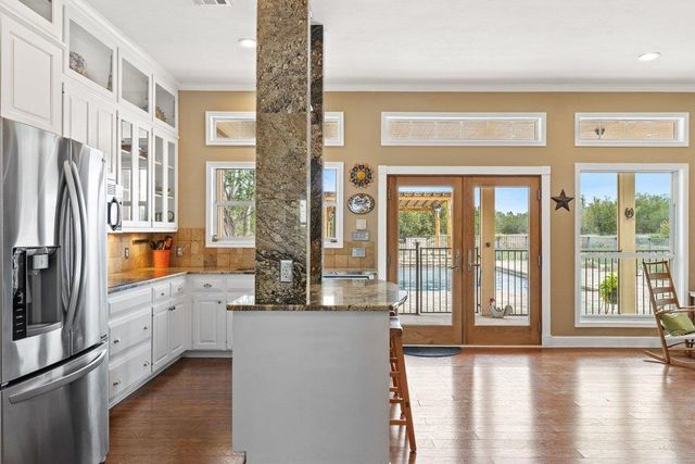 911 Oak Meadow DR, Dripping Springs, TX 78620