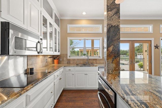 911 Oak Meadow DR, Dripping Springs, TX 78620