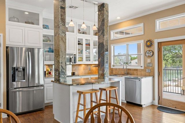 911 Oak Meadow DR, Dripping Springs, TX 78620