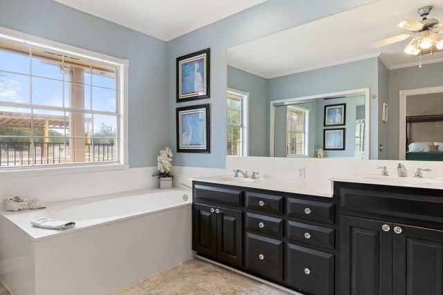 911 Oak Meadow DR, Dripping Springs, TX 78620