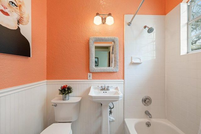 911 Oak Meadow DR, Dripping Springs, TX 78620