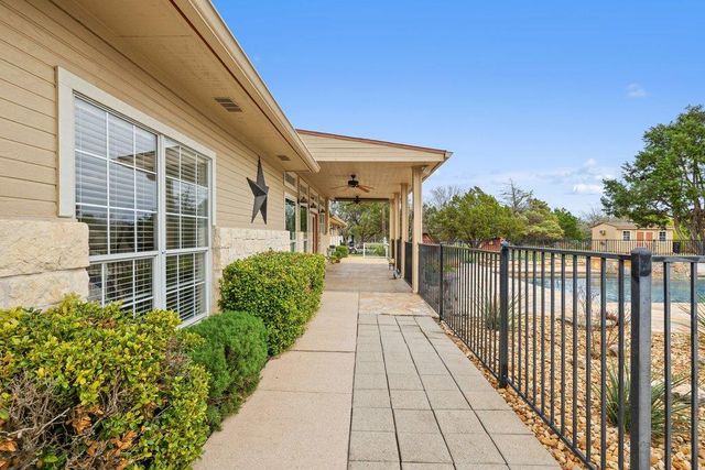 911 Oak Meadow DR, Dripping Springs, TX 78620