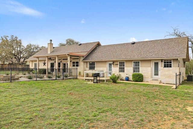 911 Oak Meadow DR, Dripping Springs, TX 78620