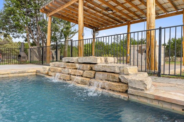 911 Oak Meadow DR, Dripping Springs, TX 78620