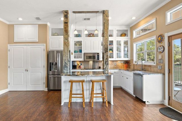 911 Oak Meadow DR, Dripping Springs, TX 78620