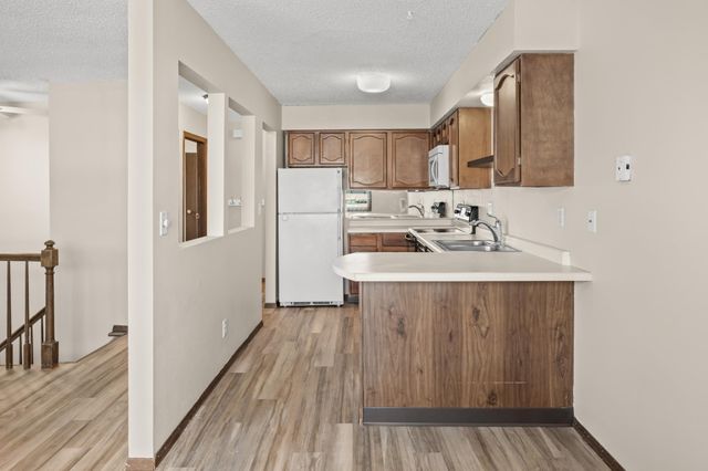 2305 4th Avenue S, Moorhead, MN 56560