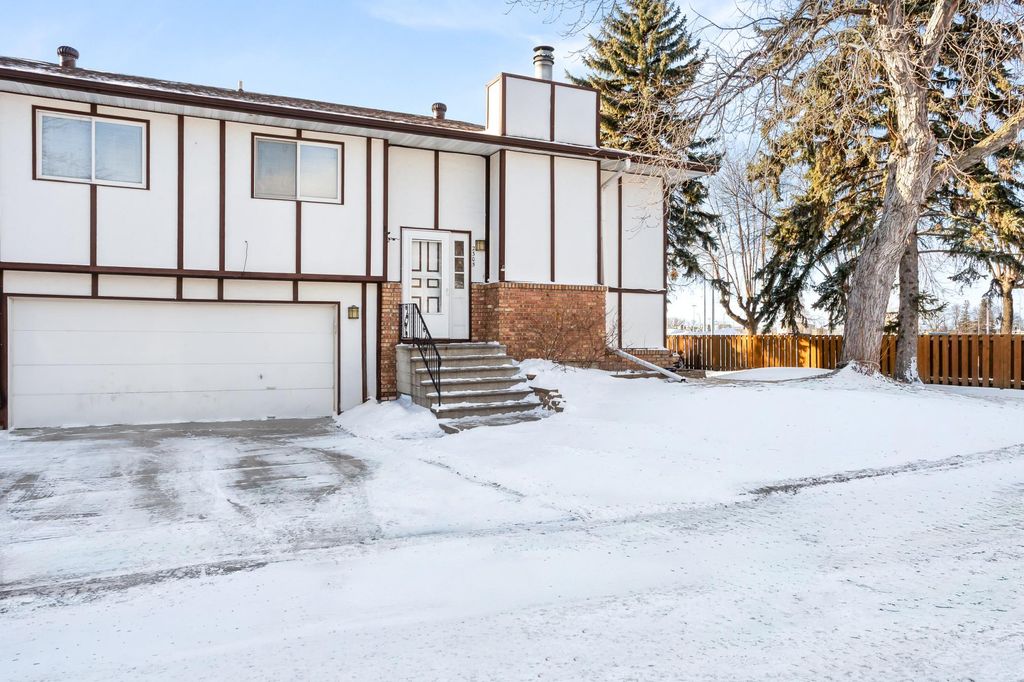 2305 4th Avenue S, Moorhead, MN 56560