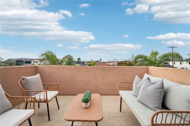 526 12th, Huntington Beach, CA 92648