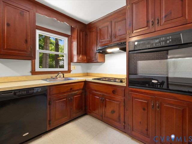 9740 Redbridge Rd, North Chesterfield, VA 23236