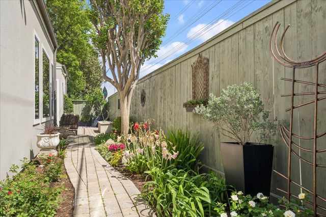 24 Hackberry Lane B, Houston, TX 77027