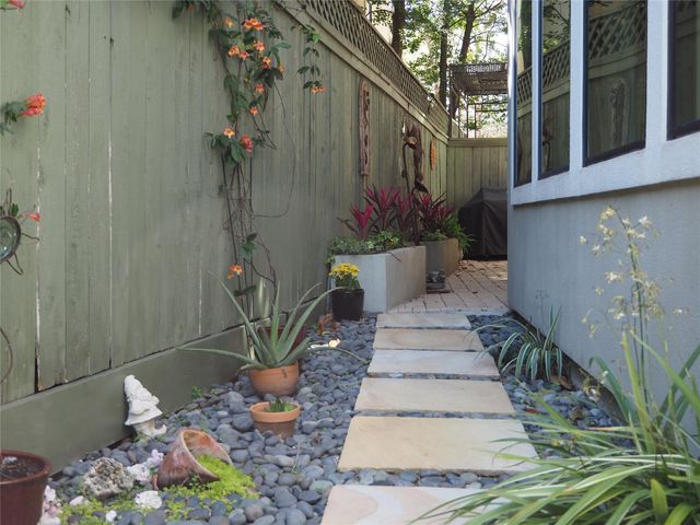 24 Hackberry Lane B, Houston, TX 77027