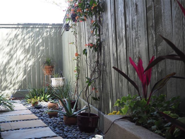 24 Hackberry Lane B, Houston, TX 77027