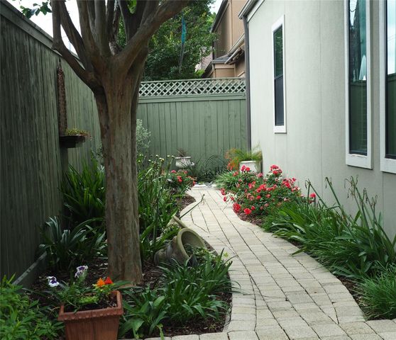 24 Hackberry Lane B, Houston, TX 77027