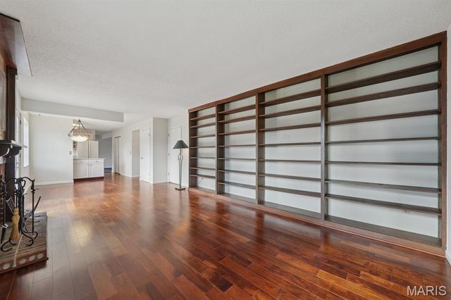 2804 Bear Creek Court, St Louis, MO 63129