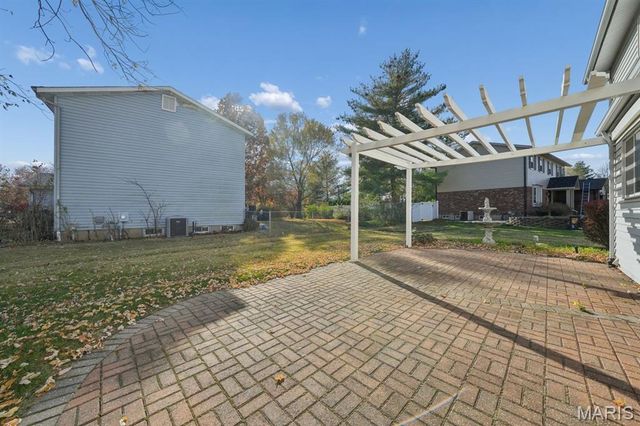 2804 Bear Creek Court, St Louis, MO 63129