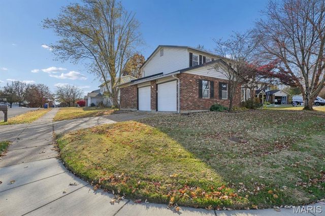 2804 Bear Creek Court, St Louis, MO 63129