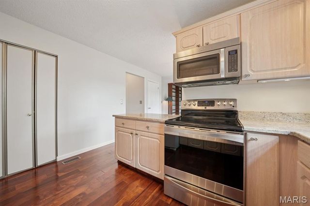 2804 Bear Creek Court, St Louis, MO 63129